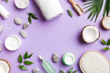 Hindistan cevizi yağı dolu kavanozlar ve renkli arka planda kozmetik kremi. Üst Manzara. Metnin için boş yer. Doğal spa Hindistan cevizi kozmetik ve organik tedavi konsepti Hindistan cevizi spa bileşimi.