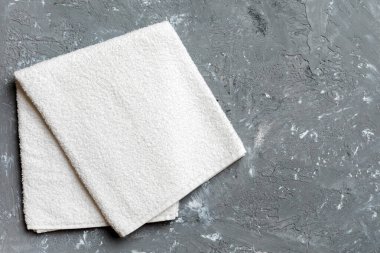 Renkli arkaplanda kopyalama alanı olan beyaz havluların üst görünümü.