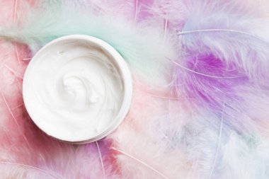 Spa kozmetik ürünleri, krem şişeleri, markalaşma modelleri, tüylü üst manzara. Düz yatıyordu.