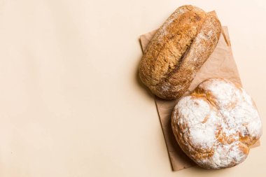 Ev yapımı doğal ekmek. Arka plan olarak farklı taze ekmek türleri, kopya alanı ile üst görünüm.