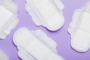 Kadın hijyen ürünleri ya da renkli arka planda hijyenik ped. Pastel renk. - Yakın çekim. Mesaj için boş bir yer. Kadın günlük hijyeni..