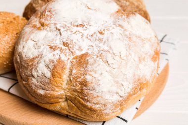 Ev yapımı doğal ekmek. Arkaplan olarak taze ekmeğin farklı türleri, kopya alanı ile perspektif.