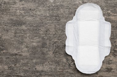 Kadın hijyen ürünleri ya da renkli arka planda hijyenik ped. Pastel renk. - Yakın çekim. Mesaj için boş bir yer. Kadın günlük hijyeni..