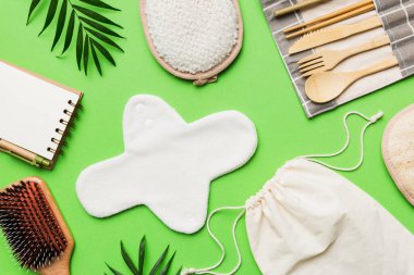 Sıfır atık. Çevre dostu günlük aksesuarlar. en üstteki görünüm.