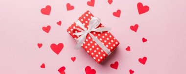 Sevgililer Günü kompozisyonu: Kırmızı hediye kutusu ve kalp. Noel hediyesi. Yukarıdan bak. Holday tebrik kartı.