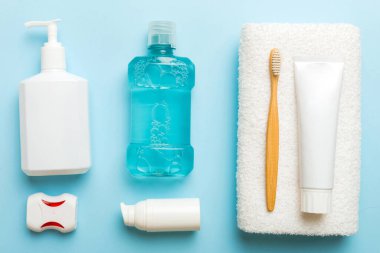 Banyo ürünleri için model düz yatak, spa jileti, diş macunu, sabun, jöle ve diğer çeşitli aksesuarlar. Cilt sağlığı için kozmetik. Logonuz için Bath Mockup.