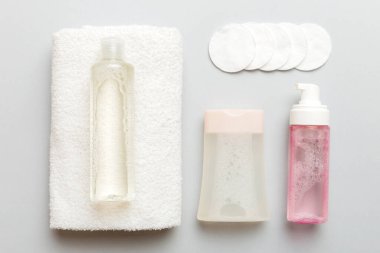 Kozmetikleri çıkarmak ve renkli arkaplandaki deriyi temizlemek için Micellar suyu ve diskleri temizler. Üst görünümü kopyala.