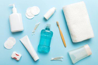 Banyo ürünleri için model düz yatak, spa jileti, diş macunu, sabun, jöle ve diğer çeşitli aksesuarlar. Cilt sağlığı için kozmetik. Logonuz için Bath Mockup.