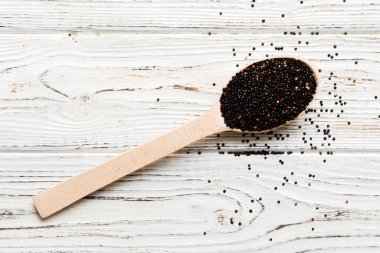 Renkli arka planda kaşık içinde kinoa tohumları. Küçük kaşıkta sağlıklı kinwa. Sağlıklı süper yiyecekler.