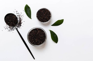 Kase içinde kinoa tohumu ve renkli arka planda kaşık. Küçük kasede sağlıklı kinwa. Sağlıklı süper yiyecekler.