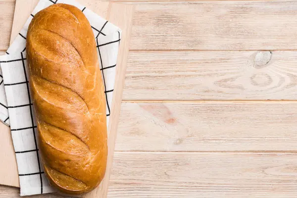 Kırsal masa manzaralı peçeteli taze pişmiş ekmek. Sağlıklı beyaz ekmek izole edilmiş..