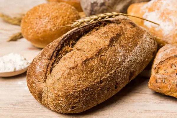 Ev yapımı doğal ekmek. Arkaplan olarak taze ekmeğin farklı türleri, kopya alanı ile perspektif.