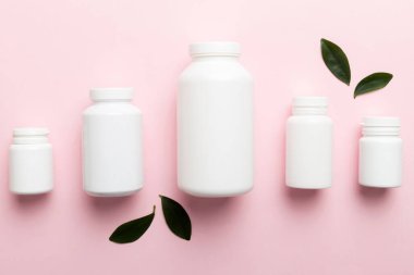 İlaçlar, ilaç şişesi, sağlık ve tıbbi destek. Vitamin hapları. Yeşil yapraklı vitaminler, doğal organik biyo takviyeler, fotokopi alanı..