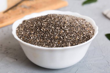 Kavanozda Chia tohumu ve renkli arka planda kaşık. Sağlıklı Salvia Hispanikleri küçük kasede. Sağlıklı süper yiyecekler.