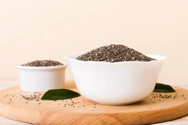 Renkli arka planda Chia tohumları. Sağlıklı Salvia Hispanikleri küçük kasede. Sağlıklı süper yiyecekler.