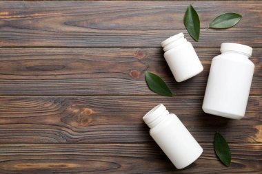 İlaçlar, ilaç şişesi, sağlık ve tıbbi destek. Vitamin hapları. Yeşil yapraklı vitaminler, doğal organik biyo takviyeler, fotokopi alanı..