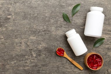 farklı ilaçlar ve ilaç şişesi sağlık hizmeti ve tıbbi destek hapları. Vitamin hapları. Masa arkasında renkli haplar olan bir şişe. Multivitaminler.