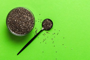 Kavanozda Chia tohumu ve renkli arka planda kaşık. Sağlıklı Salvia Hispanikleri küçük kasede. Sağlıklı süper yiyecekler.