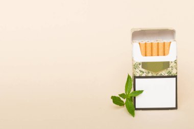 Bir paket mentollü sigara ve renkli masada taze nane şekeri, mentollü sigaralar düz yerde yatıyordu..