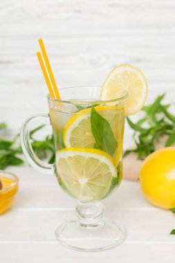Mojito kokteyli. Limonlu, limonlu ve naneli mojito kokteylini uzun bir bardakta sopayla tazeliyorum..