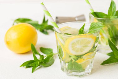 Mojito kokteyli. Limonlu, limonlu ve naneli mojito kokteylini uzun bir bardakta sopayla tazeliyorum..