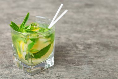 Mojito kokteyli. Limonlu, limonlu ve naneli mojito kokteylini uzun bir bardakta sopayla tazeliyorum..