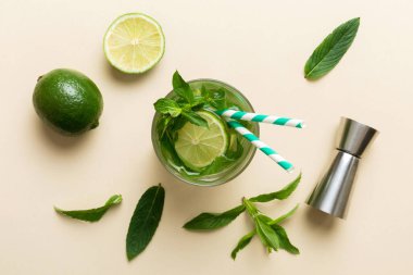 Caipirinha, Mojito kokteyli, limonlu votka veya soda, masa arkasında nane ve saman. Naneli, limonlu, cam manzaralı, ferahlatıcı bir içecek..