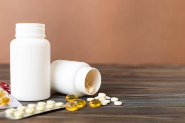 HIV enfeksiyonunun tedavisi için ilaç. Haplar, kapsüller ve masada savaş. Renkli arkaplanda kopyalama alanı olan farklı renkli tabletler.