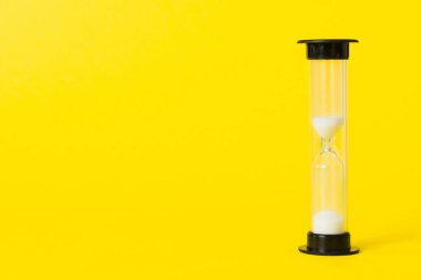 Masadaki kum saati, iş bitiş zamanı kavramı olarak geçen kum saati, boşluğu kopyala.