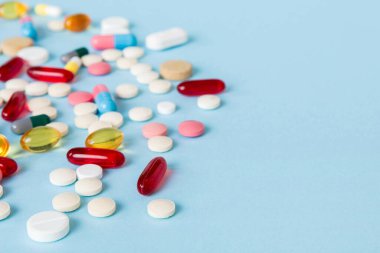 Bir çok farklı renkli ilaç ve hapların bakış açısı farklı. Renkli arkaplanda bir sürü hap.