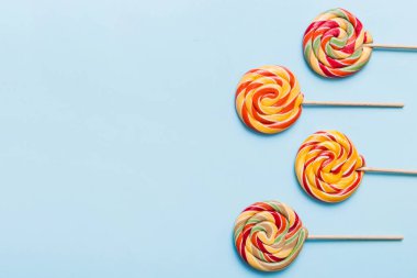 Renkli arka planda renkli lolipoplar. Yaz kavramı. Parti Mutlu Yıllar ya da Minimalist Kavram.