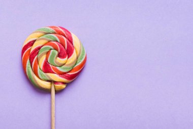 Renkli arka planda renkli lolipoplar. Yaz kavramı. Parti Mutlu Yıllar ya da Minimalist Kavram.