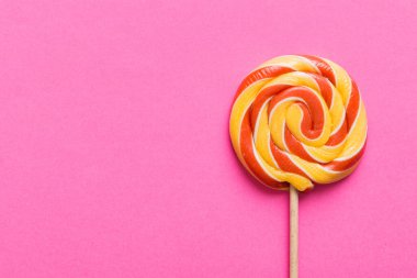 Renkli arka planda renkli lolipoplar. Yaz kavramı. Parti Mutlu Yıllar ya da Minimalist Kavram.