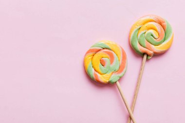 Renkli arka planda renkli lolipoplar. Yaz kavramı. Parti Mutlu Yıllar ya da Minimalist Kavram.