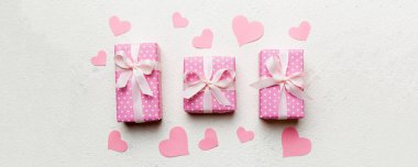 Sevgililer Günü kompozisyonu: Kırmızı hediye kutusu ve kalp. Noel hediyesi. Yukarıdan bak. Holday tebrik kartı.