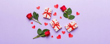 Güzel kırmızı kurdeleli Kraft hediye kutusu ve gül, Sevgililer Günü konsepti, yıldönümü, anneler günü ve doğum günü tebriği, fotokopi alanı, üst manzara.