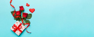 Gül çiçeği, kırmızı kalp ve hediye kutularıyla Sevgililer Günü kompozisyonu. Anneler günü ve doğum günü tebriği, kopyalama alanı, üst görünüm.