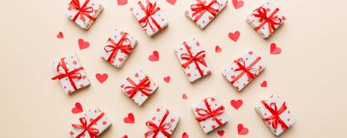 Sevgililer Günü kompozisyonu: Kırmızı hediye kutusu ve kalp. Noel hediyesi. Yukarıdan bak. Holday tebrik kartı.