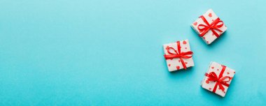 Sevgililer Günü kompozisyonu: Yay ve kalple kırmızı hediye kutusu. Noel hediyesi. Yukarıdan bak. Mesaj için yer var. Holday tebrik kartı.