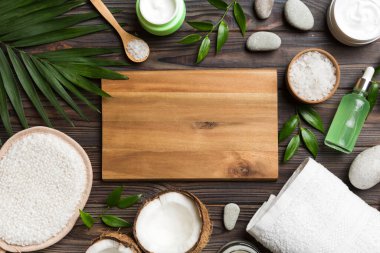 Hindistan cevizi yağı dolu kavanozlar ve renkli arka planda kozmetik kremi. Üst Manzara. Metnin için boş yer. Doğal spa Hindistan cevizi kozmetik ve organik tedavi konsepti Hindistan cevizi spa bileşimi.