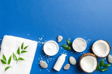 Hindistan cevizi yağı dolu kavanozlar ve renkli arka planda kozmetik kremi. Üst Manzara. Metnin için boş yer. Doğal spa Hindistan cevizi kozmetik ve organik tedavi konsepti Hindistan cevizi spa bileşimi.