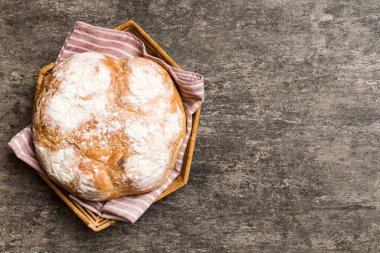 Doğal arka plana karşı sepette taze pişmiş ekmek. üstteki görünüm ekmek kopyalama alanı.