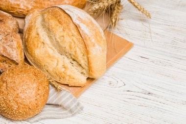 Ev yapımı doğal ekmek. Arkaplan olarak taze ekmeğin farklı türleri, kopya alanı ile perspektif.