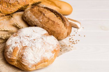 Ev yapımı doğal ekmek. Arkaplan olarak taze ekmeğin farklı türleri, kopya alanı ile perspektif.