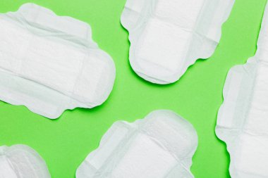 Kadın hijyen ürünleri ya da renkli arka planda hijyenik ped. Pastel renk. - Yakın çekim. Mesaj için boş bir yer. Kadın günlük hijyeni..