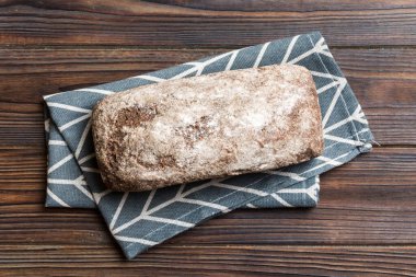 Peçetede taze çavdar ekmeği, kırsal arka planda taze ekmek..