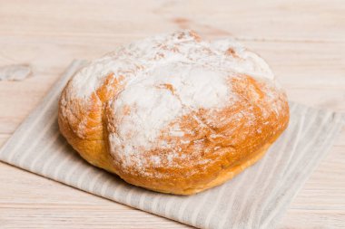 Peçetenin üstünde taze taze taze ekmek, üst manzara. Sağlıklı mayasız ekmek. Fransız ekmeği. Üst görünüm Fırın ürünleri.