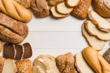 Ev yapımı doğal ekmek. Arka plan olarak farklı taze ekmek türleri, kopya alanı ile üst görünüm.