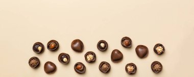 Renkli masa üzerinde farklı çikolata çeşitleri var. Kopya alanı ile Üst Görünüm ve Düz Yatay.