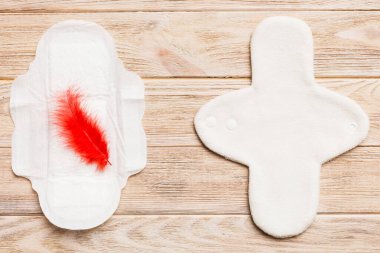 Renkli, parlak, yeniden kullanılabilir adet pedleri. sıfır atık kadın dönemi konsepti kopya alanı ile üst görünüm.